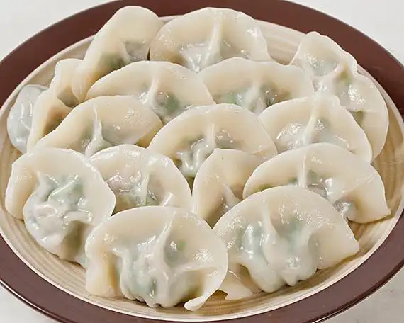 初五吃饺子是北方非常普遍的习俗,一般饺子馅有韭菜馅和白菜馅两种.