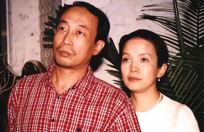 田小洁:干过修车工,离过婚,对继女视如己出,还娶了大美女江珊_因为