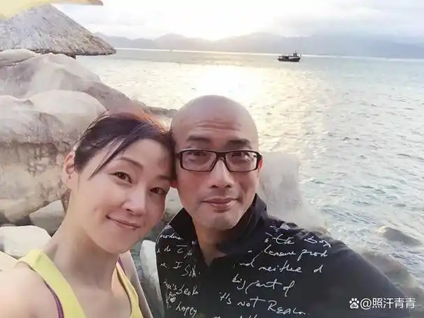 还记得20年前《我和僵尸有个约会》的女主万绮雯吗?53岁风韵犹存