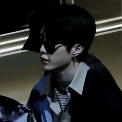 范丞丞绝美头像. 礼貌拿图.