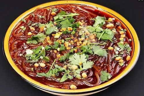 酸辣粉丝5,鸭血很易熟,放入煮开2分钟就可关火盛入汤碗里,加入盐,生抽