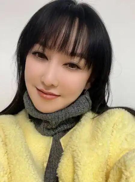 冲着迪丽热巴追《驭鲛记》,没想到女配也很美,生活照很漂亮_王一菲_郭