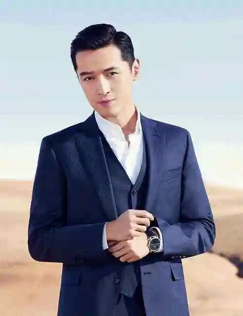 都说穿西装的男人最有魅力,那你见过这样的胡歌么,有型明星范