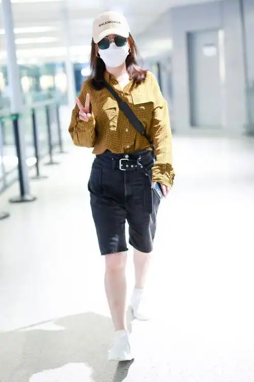 好久不见薛佳凝穿格子衬衫搭黑色牛仔短裤也太酷了