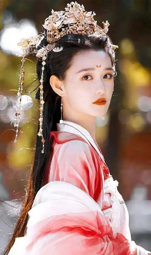 蒋依依与古偶的适配度#蒋依依的古装扮相太美啦～在《三千鸦杀》里面