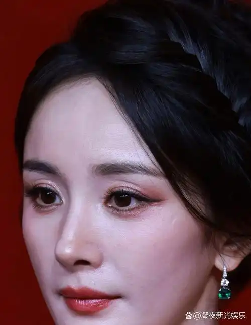 杨幂这么高清的怼脸拍,她的这个皮肤状态说实话除了有点细纹,整体看