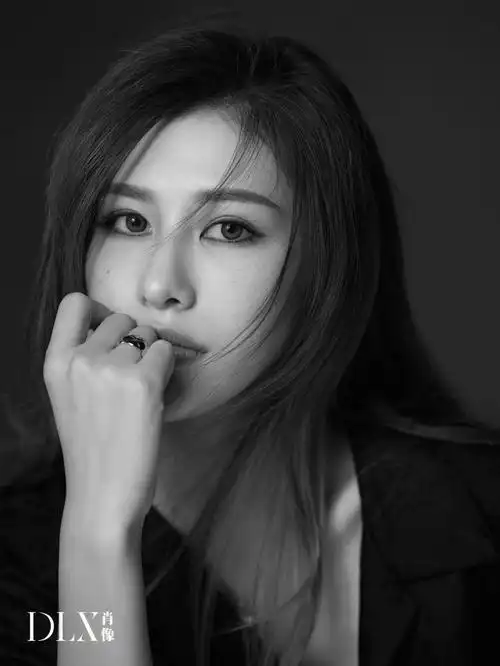 经典黑白肖像照高级情绪感深圳写真