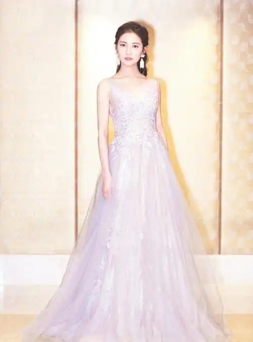 陈钰琪气场真足,穿露肩卫衣配牛仔裤,坐地上都"大佬范"十足