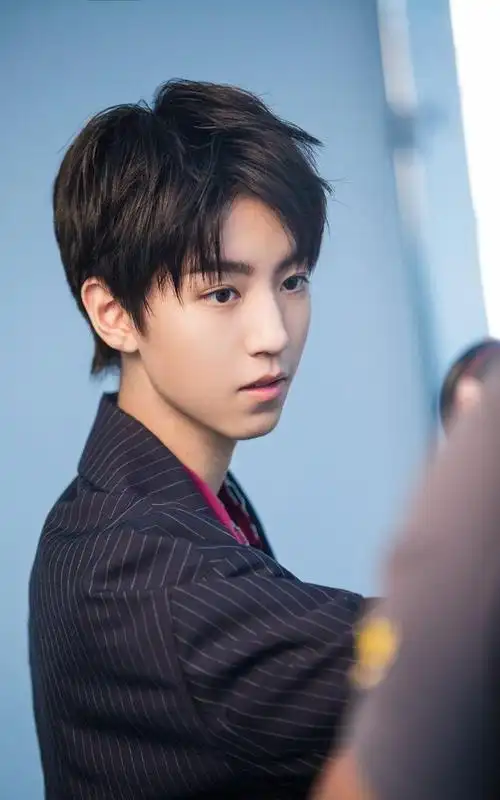 tfboys男团王俊凯帅气写真