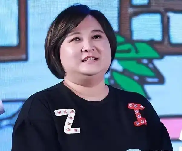 41岁贾玲近照曝光引热议,大笑时皱纹又深又多,比减肥前更显老!