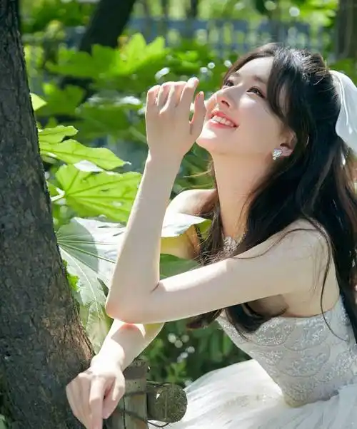 赵露思白色抹胸公主裙优雅写真_演技_长相_女孩子