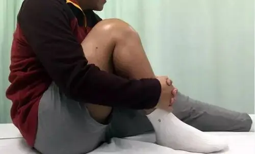 当角度更大时可以通过坐位抱腿的方法达到接近120度的角度.