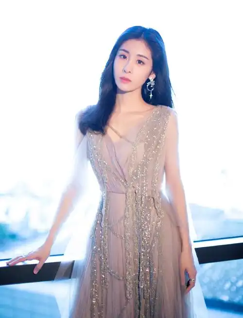 张碧晨蕾丝落地长裙仙气性感写真59