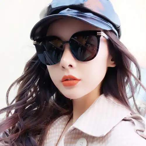 一折墨镜女长脸黑色