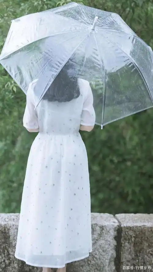 一把伞撑了很久,雨停了还不肯收