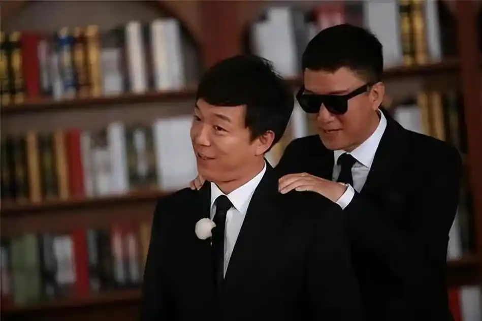 黄渤和张艺兴在录制新一季综艺节目时,网友发现嘉宾名单中没有孙红雷