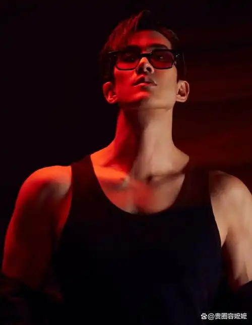 被35岁李治廷帅到了!穿背心大秀八块腹肌,堪称行走的荷尔蒙