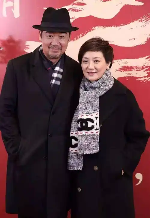 分手富豪前夫,净身出户的张国立,60岁才当上母亲_邓婕_家庭_女明星