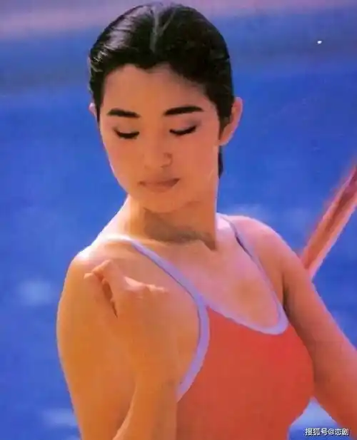 巩俐24岁泳装照曝光,身材婀娜多姿,素颜依旧气质出众_吊带_泳衣_粉色