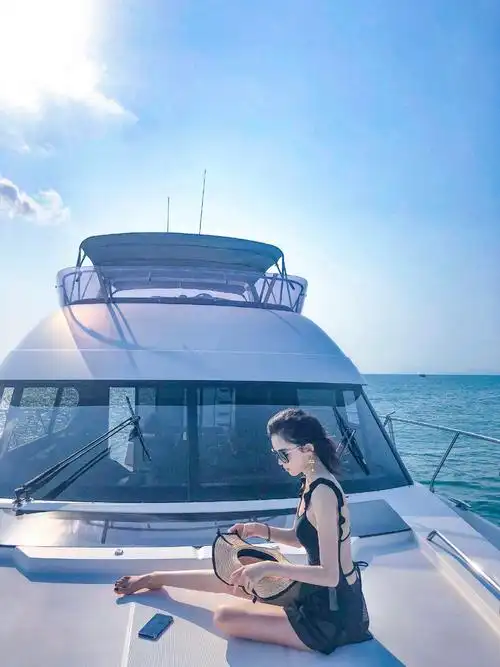 古力娜扎海边度假照,皮肤白得发光! 一身黑色泳装搭配墨镜