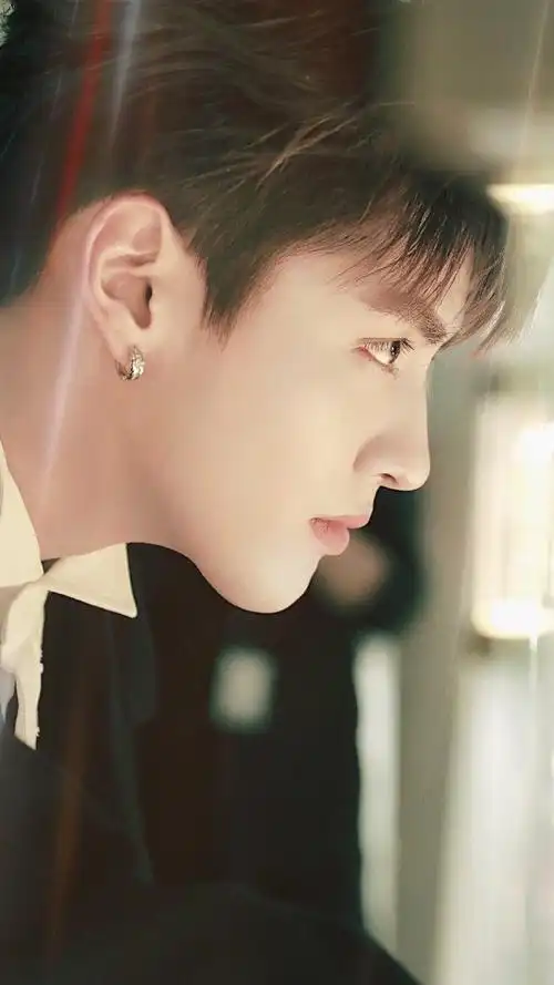 吴亦凡超话|#睫毛精是怎么养成的#吴亦凡的眉眼温柔又深情@mr_凡先生