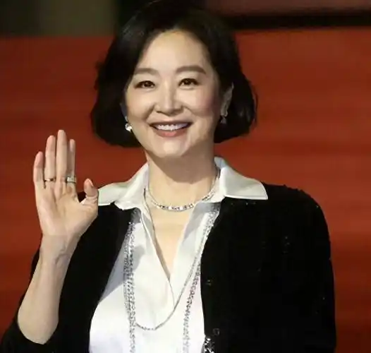 69岁林青霞获金马终身成就奖,全场起立鼓掌,罕见感谢丈夫与女儿_事业