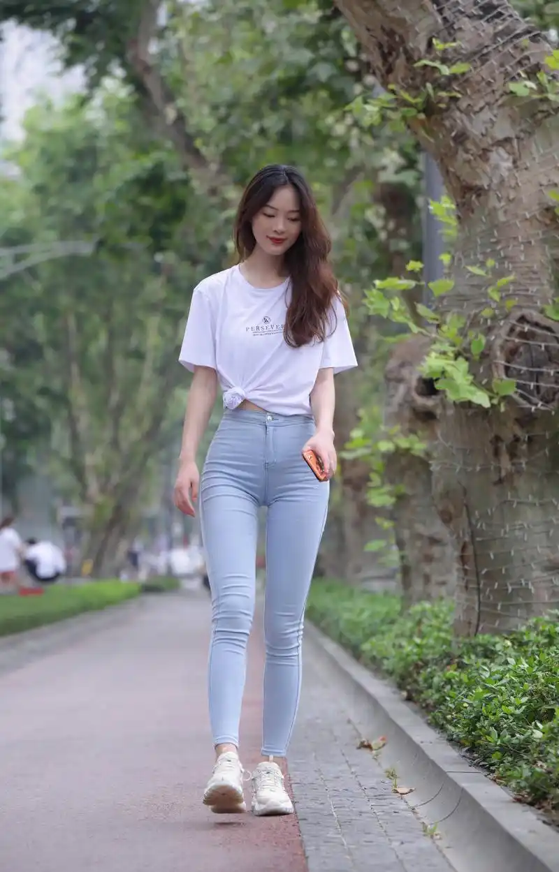 街拍:牛仔裤美女美艳动人