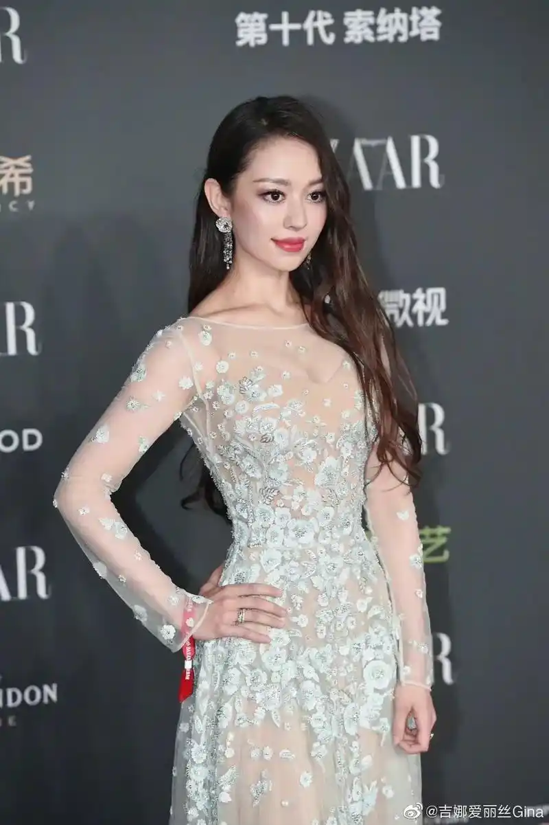 吉娜和克拉拉,谁身材更好?#美不美你们说了算 #盛世美颜 # - 抖音