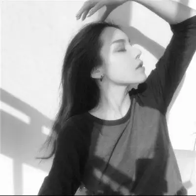 好看的侧脸黑白女生头像