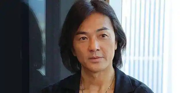 56岁郑伊健近照曝光,一脸老相皮肤又松又垮,网友:像隔壁大爷