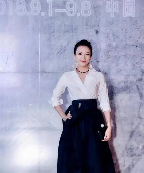 汪峰的老婆章子怡自带高级感,穿深v领连衣裙亮相,气质非一般
