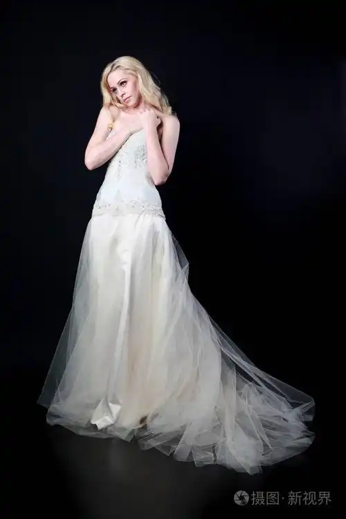 穿白色新娘礼服的模特全长肖像, 黑色背景站立姿势