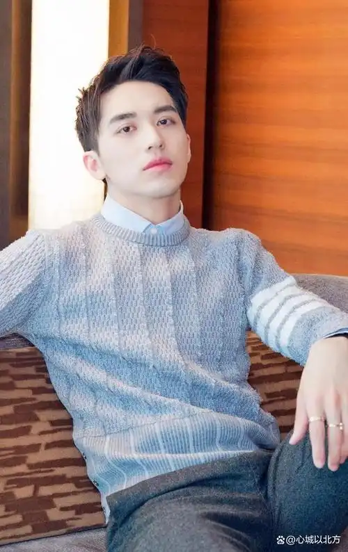 许魏洲竟有摇滚魂,高中玩乐队自办音乐节,作为吉他手涂黑指甲油