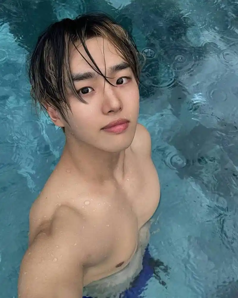 即便远距离拍摄,也能清晰看到他的腹肌轮廓,一看平时就没少练.