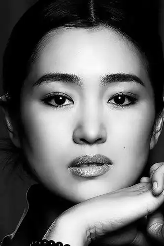 巩俐与向太陈岚向华强早期和后期的合照之前向太还是短发很瘦