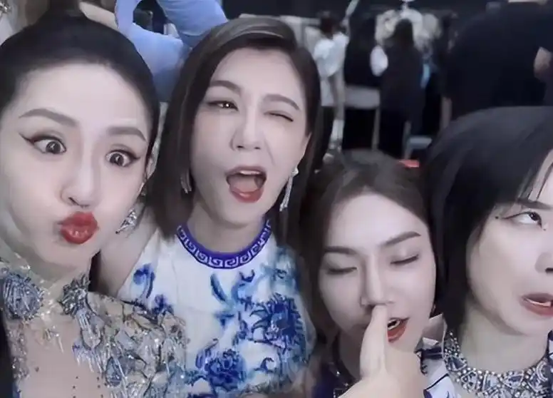 谢娜告别《浪姐4》,下巴歪斜,缩腮凸嘴像巫婆,网友:心疼张杰