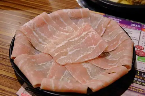 俗称黄金六两肉的松阪猪肉,油脂分布均匀,口感脆弹有嚼劲