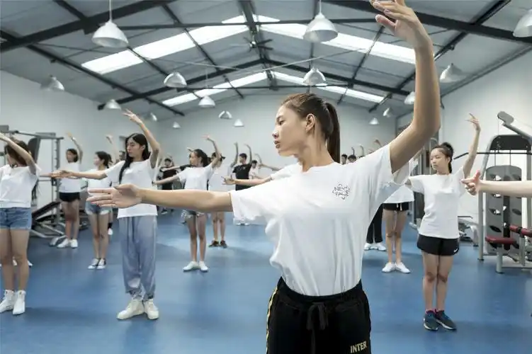 直击新面孔模特学校舞蹈课纪实