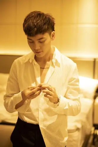 陈伟霆全新美图曝光清爽潮酷随心切换