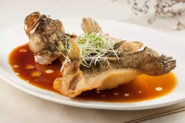 笋壳鱼身圆肉厚,粤菜做法无论清蒸或油浸都是把鱼开边.