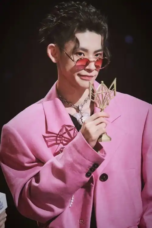 王琳凯穿粉色西装又甜又酷02背头发型粉色鬓角超吸睛