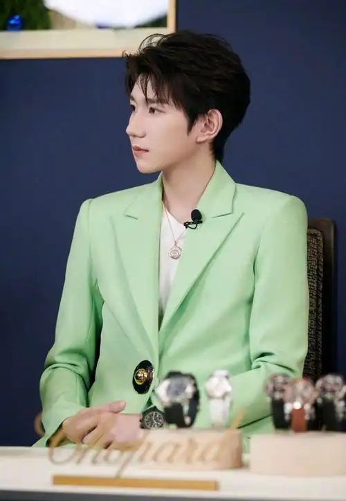 王源身着浅绿色西服套装出席活动,俊逸非凡清新淡雅,薄荷少年