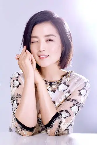 歌手白雪身穿红色礼裙亮相盛典 以非凡气质惊艳全场