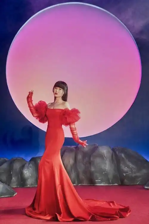 黄龄复古名伶红酒裙#姐姐今天的发型搭配这个红色鱼尾裙造型,太合适