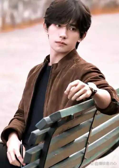 易烊千玺并非出身于富贵之家,没有所谓的优渥家境作为起点,完全是凭借