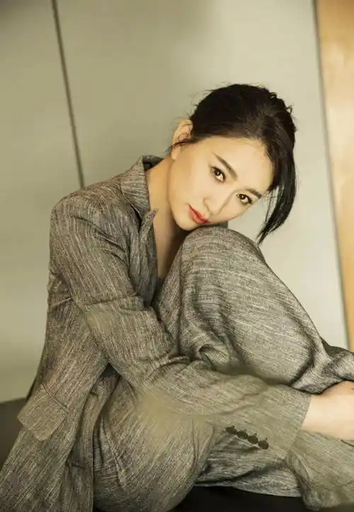 演员李小冉40岁苦尽甘来5个亿随便花被丈夫宠成宝