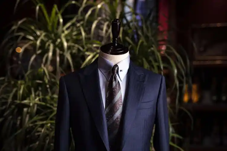 西北角华润写字楼a座对面 电话:18963795443 贺织西装定制(银泰城店)