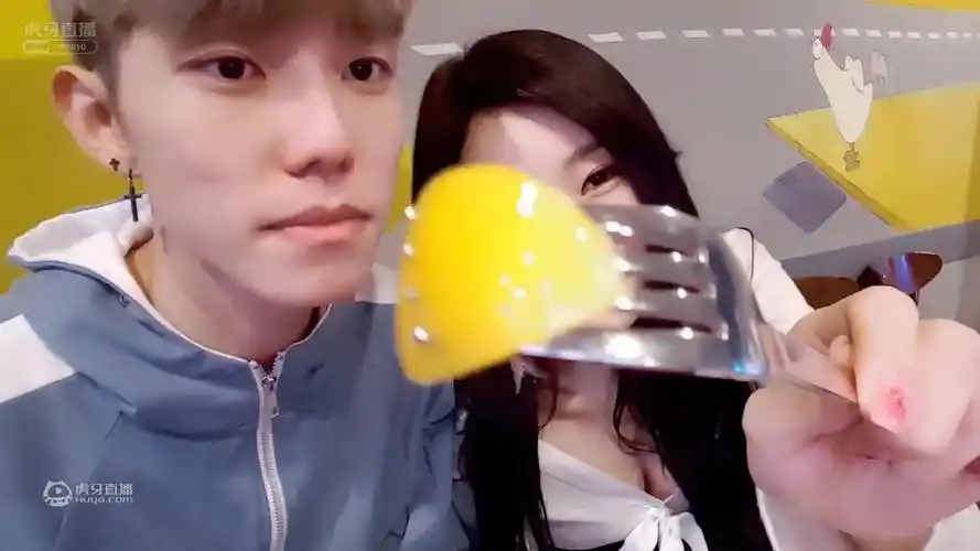 虎牙李俊中秋和仁英送月饼