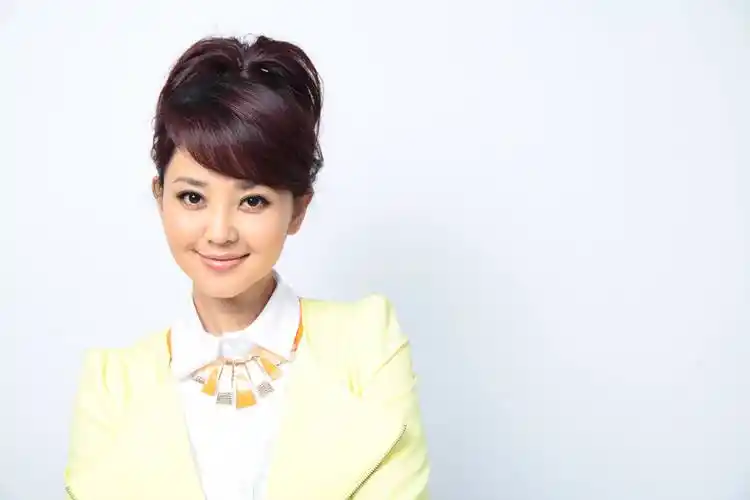 她是著名电视女主持人,原来是退伍军人,难怪如此英姿飒爽_方琼_节目