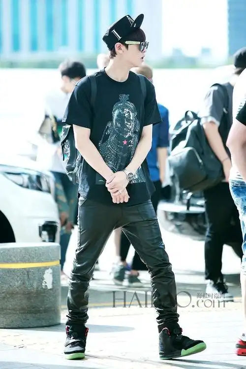 exo组合成员朴灿烈8月2日韩国仁川机场街拍 (飞中国西安)
